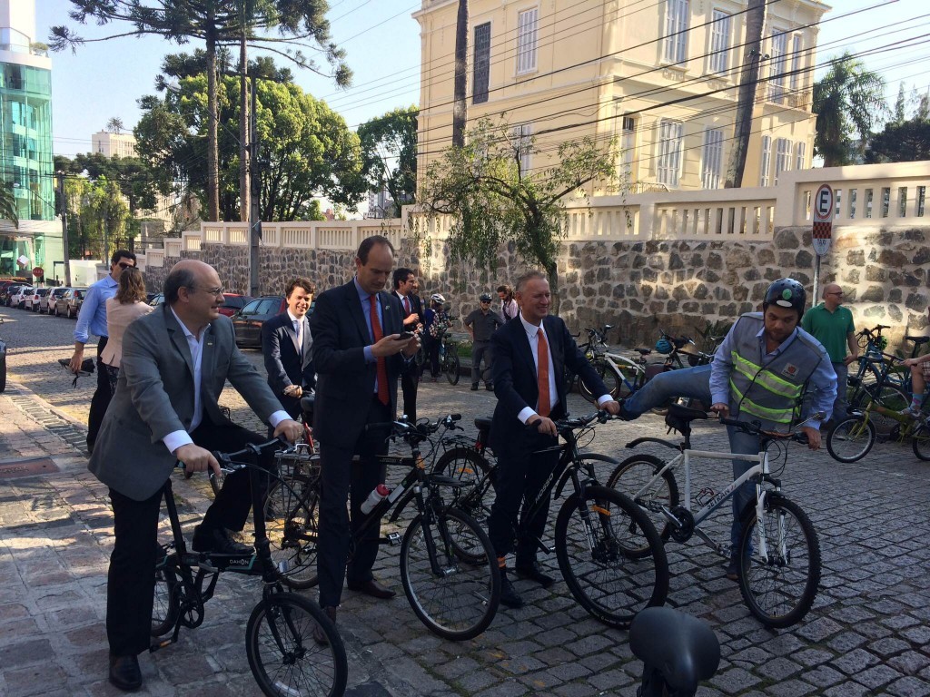 Reitor Zaki Akel Sobrinho uniu-se ao embaixador da Holanda no Brasil e a um grupo de holandeses e brasileiros que chegaram pedalando à Prefeitura para assinatura da parceria